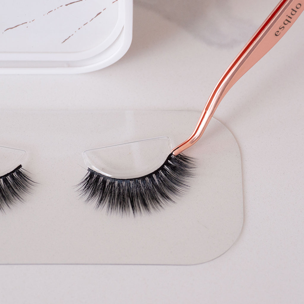 Precision tip to easily lift your falsies off their tray and place them exactly where you want them.